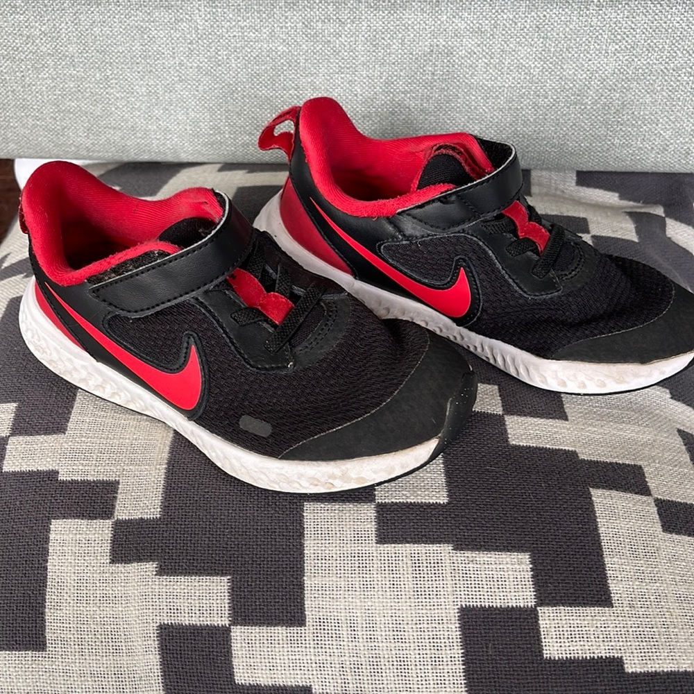 Nike shoes little boys 13c black and red revolution